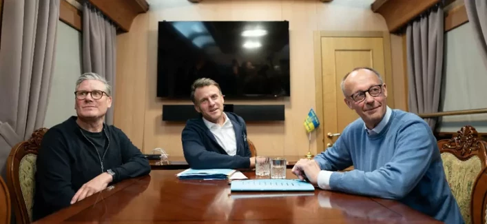 Emmanuel Macron, Keir Starmer, Friedrich Merz et Donald Tusk voyagent ensemble dans un train de nuit à destination de Kyiv