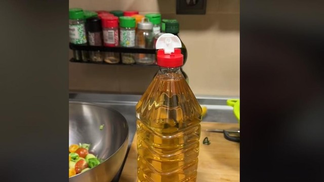 Llega a España, ve la clásica botella de vinagre y lo que tiene que hacer para abrirla enternece a una multitud