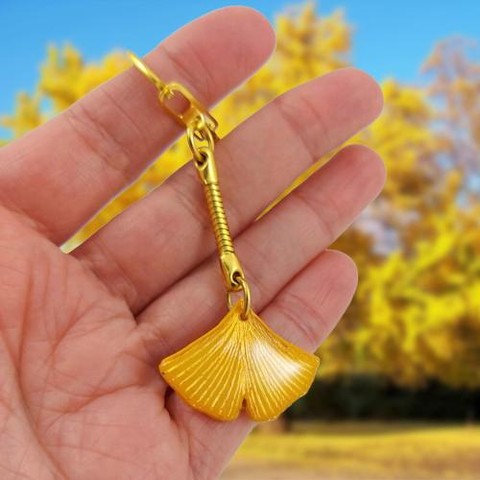Porte-clé éco-responsable en forme de feuille de ginkgo jaune aux nervures cuivrées.
La perle est réalisée en CD recyclé, découpée et peinte à la main, puis recouverte de résine époxy.
L'attache est en métal doré ou argenté.