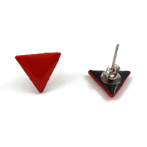 Puces d'oreilles fantaisie éco-responsables en forme de petits triangles rouges inversés (symbole de la lutte Antifascisme et de la Lutte Ouvrière).
Elles sont vendues à l'unité ou par paire.
Les perles sont réalisées en CD recyclé, découpées et peintes à la main, puis recouvertes de résine époxy.
Les tiges sont en acier inoxydables.