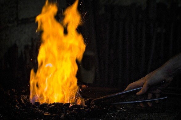 Feu de charbon ouvert dans un forge à l'ancienne.